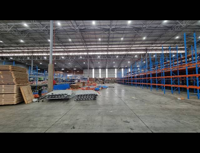 4,892M² WAREHOUSE TO LET IN POMONA